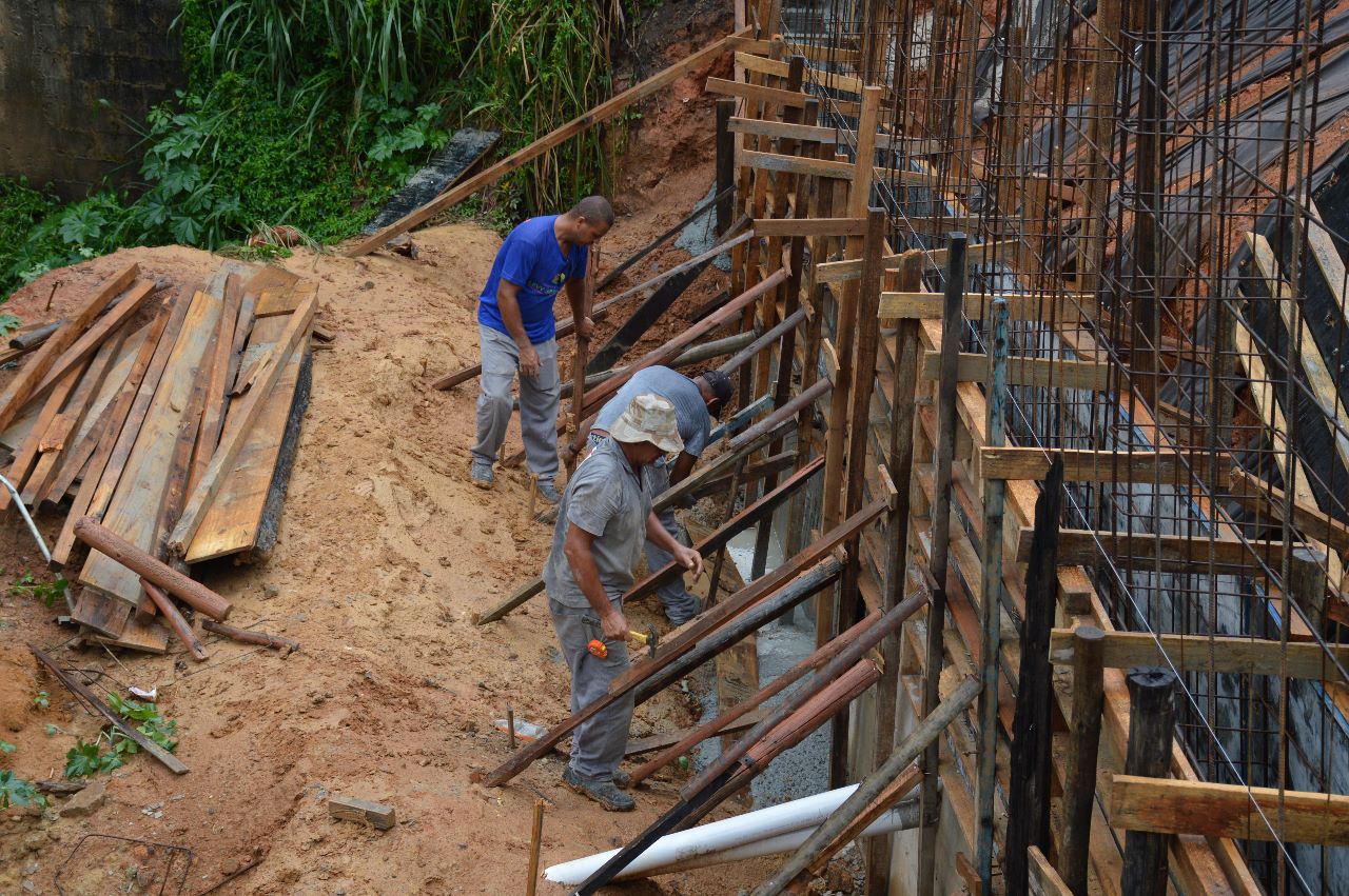 DiasFranco: Muros De Pedras e Contenções. Construção ?